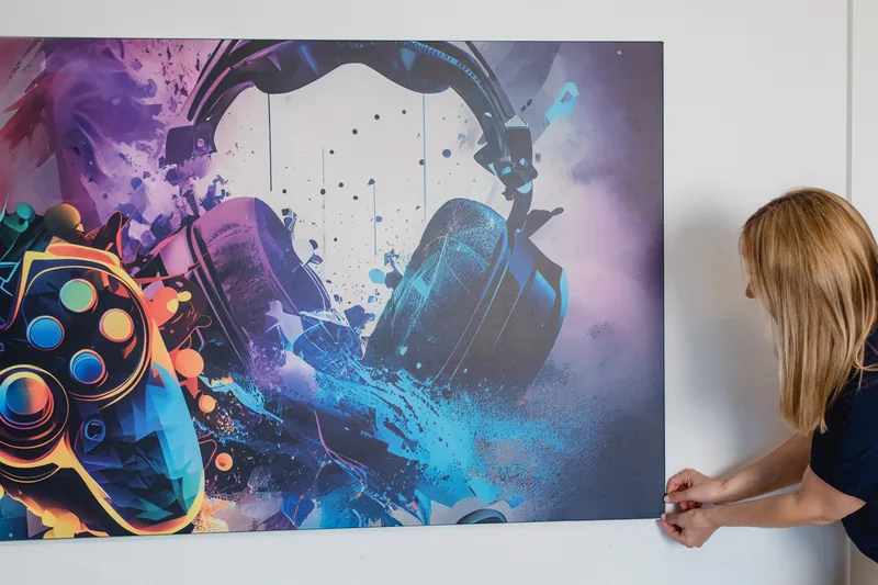 Fertig montierte textile Wandfläche mit Gaming-Motiv nach dem Motivwechsel