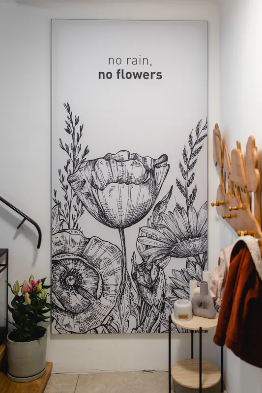 Flur mit textiler Wandfläche und botanischem Line-Art-Motiv