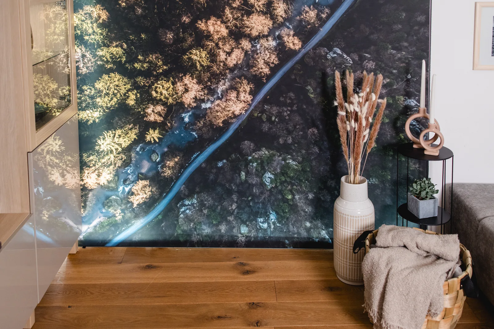 VÆND Surface im Wohnraum: textile Wandfläche mit Wald-Luftbild als Motiv